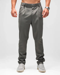 MEN’S SIDE TAB BUTTON PLEATED PANT - GREY