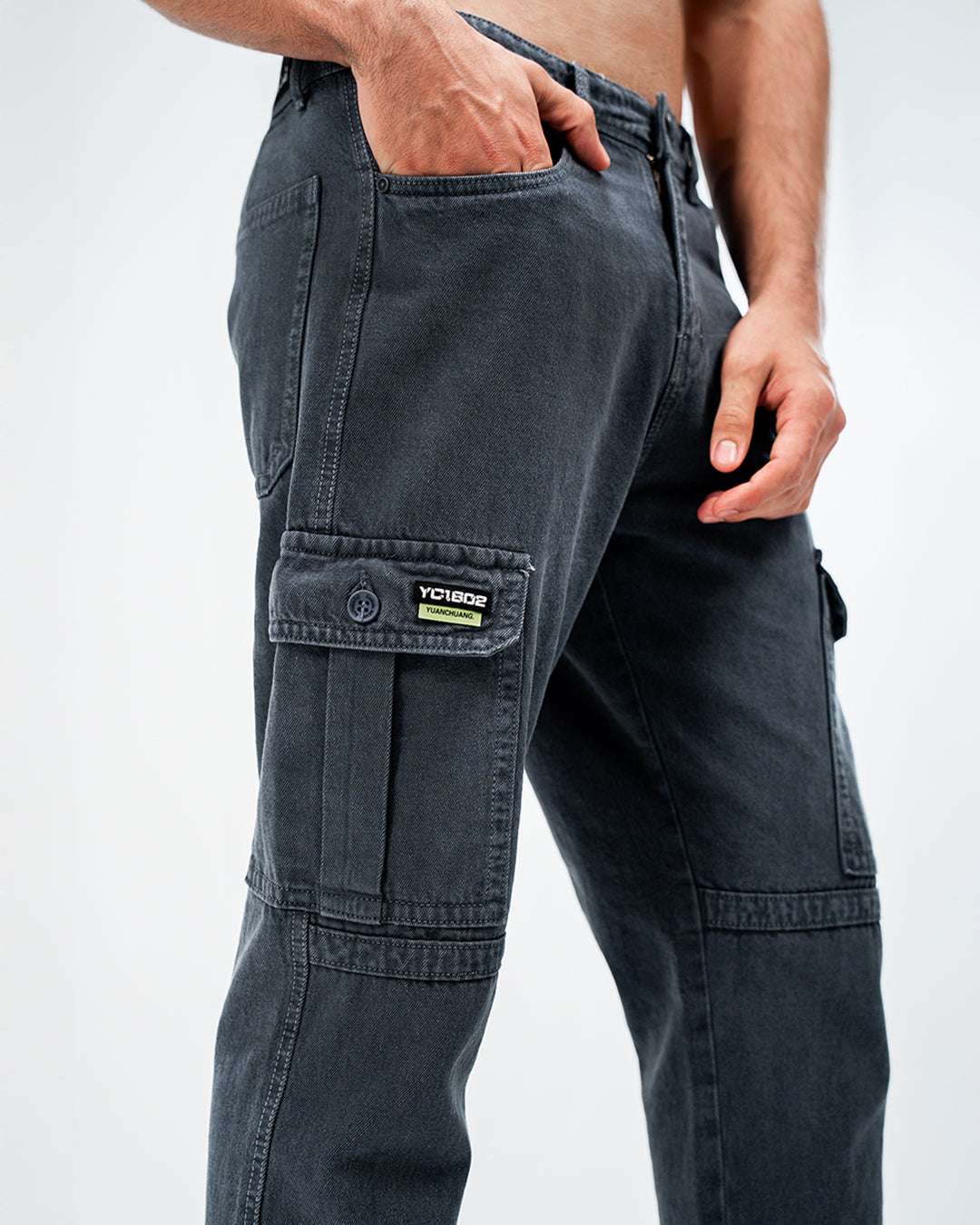 MEN’S BLACK CARGO JEANS